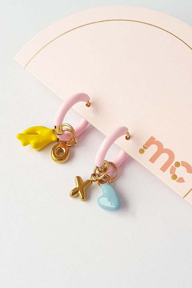 Middle Child Chunky XO Huggie Earrings in Pink