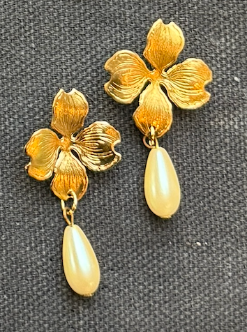We dream in Colour Dogwood Pearl Earrings