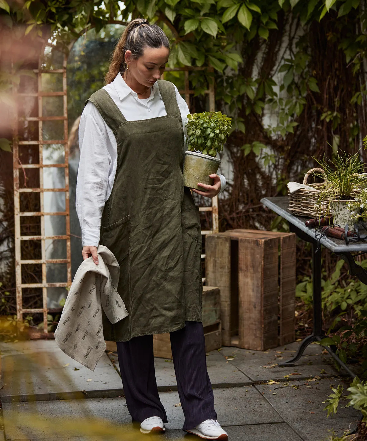 French_Country-Army_Green_Linen_Apron.webp