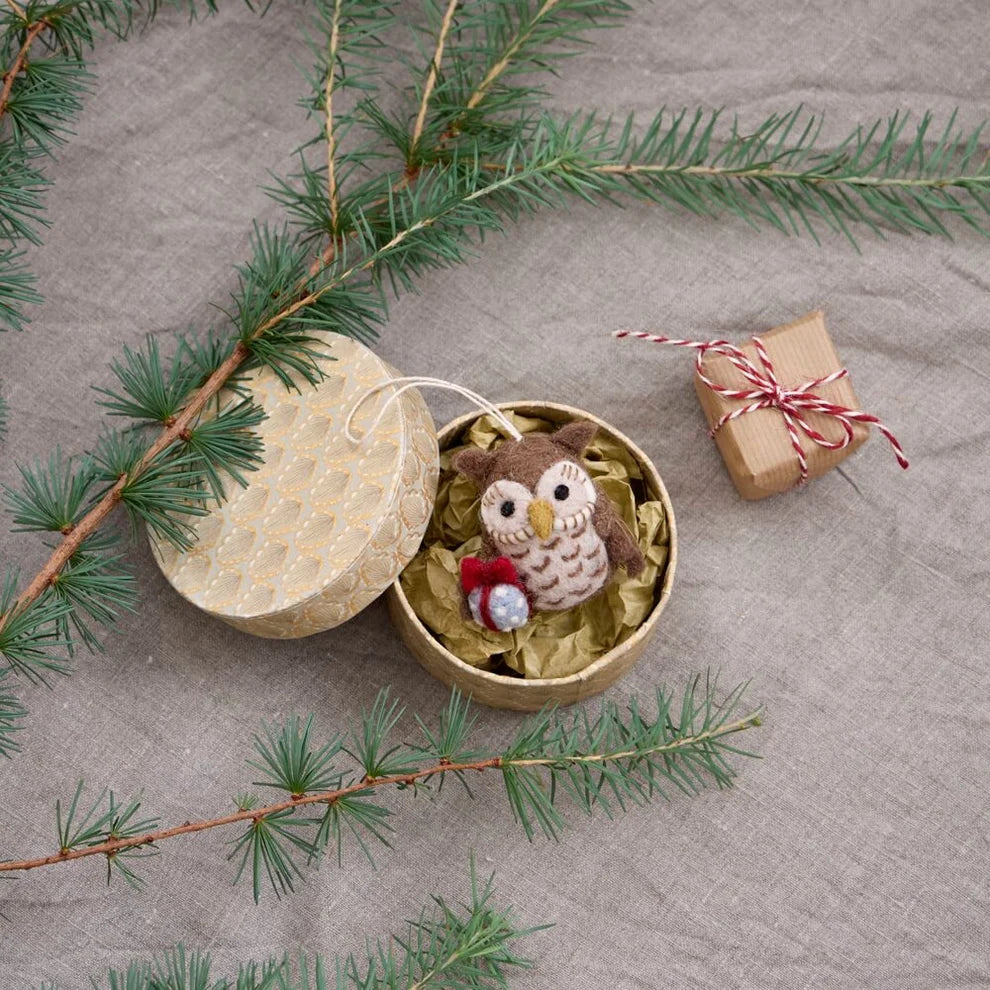 Gry_SifOwlwithGiftFeltDecoration_1.webp