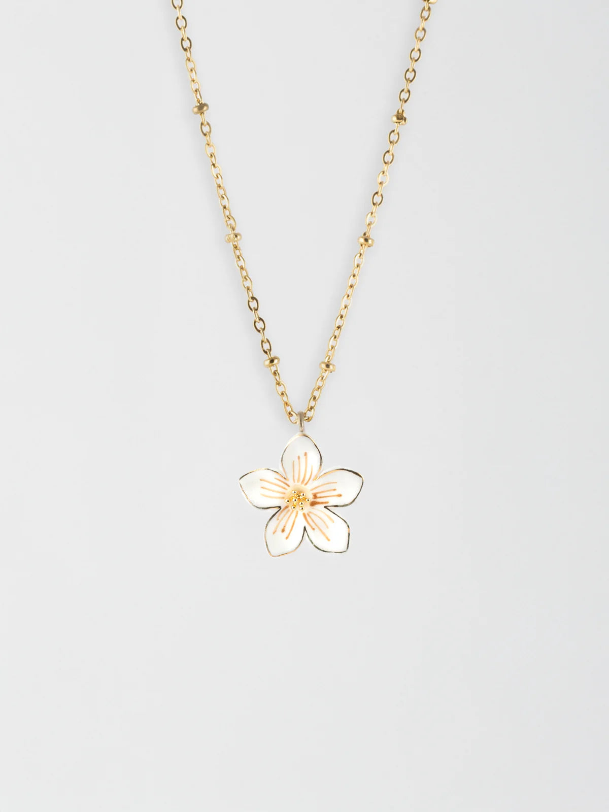 Nach-WhiteFlowerNecklace1.webp