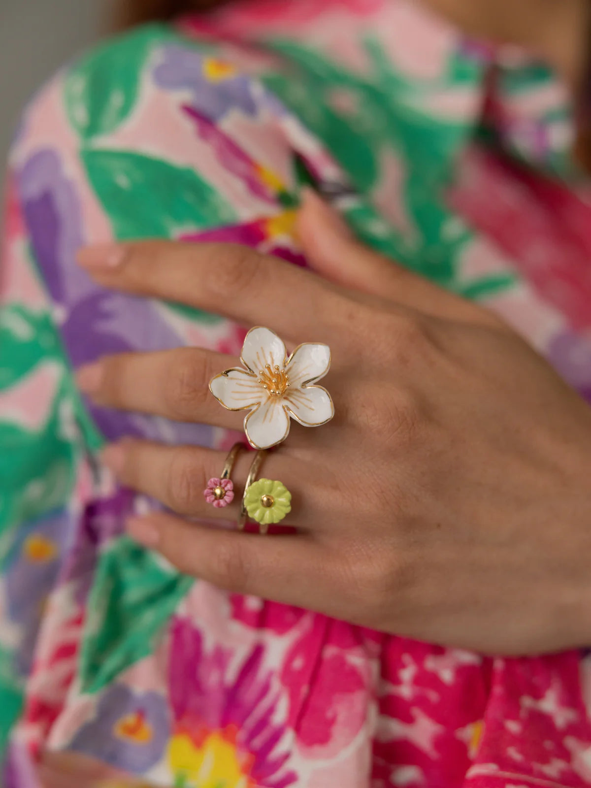 Nach-WhiteFlowerRing.webp