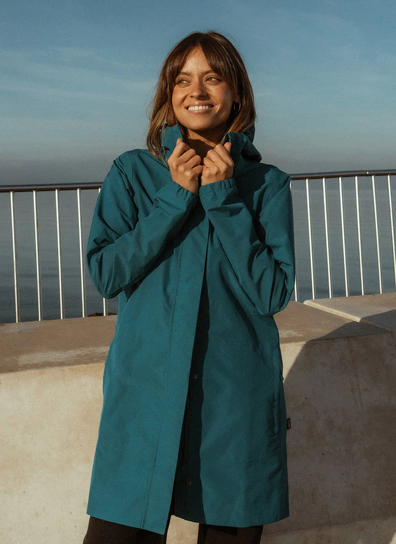 RefugeWaterproofRainjacketLagoon_2048x2048_e05cde8c-e2d7-4938-ab0f-3b9d66abab77.webp