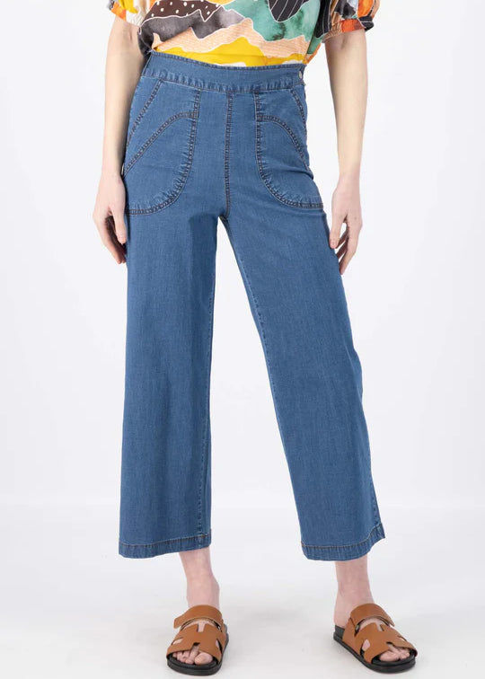 blue-light-wash-ligera-peggy-pants-front-close-view-on-model_540x_c217af3b-c3cb-4739-93bf-b2eba704ed12.webp