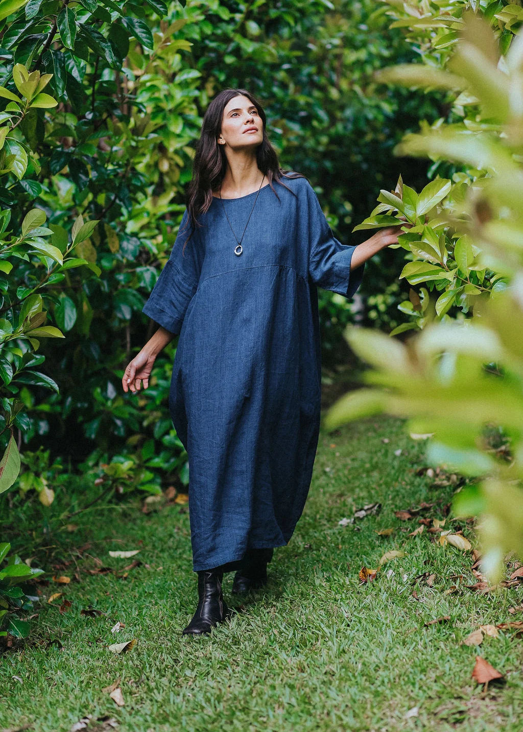 montaigne-noa-indigo-linen-dress1_1024x1536_bcbecdf1-7a7d-425c-b776-30d776f54b8a.webp